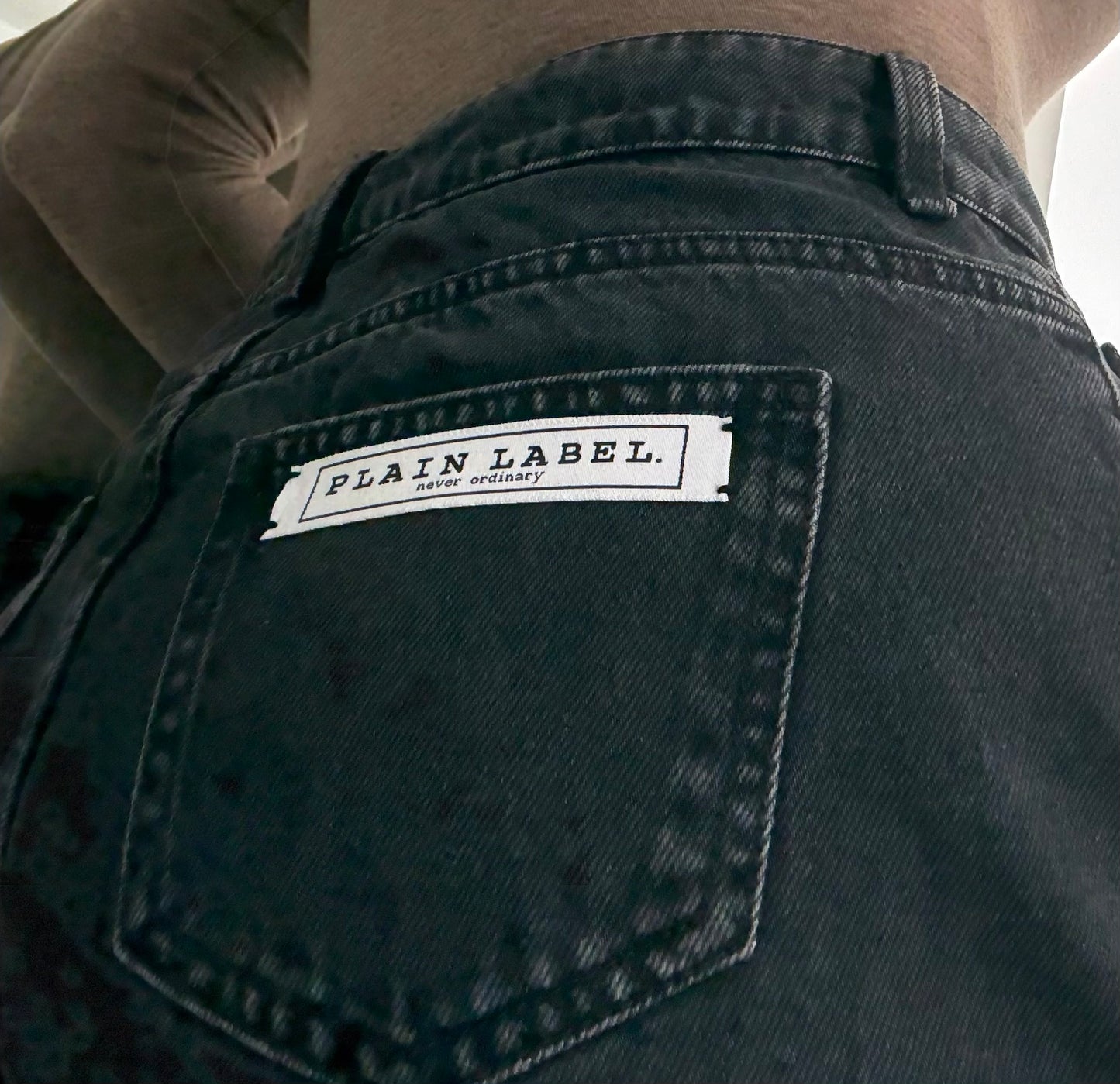 THE “BARREL” BLACK JEAN