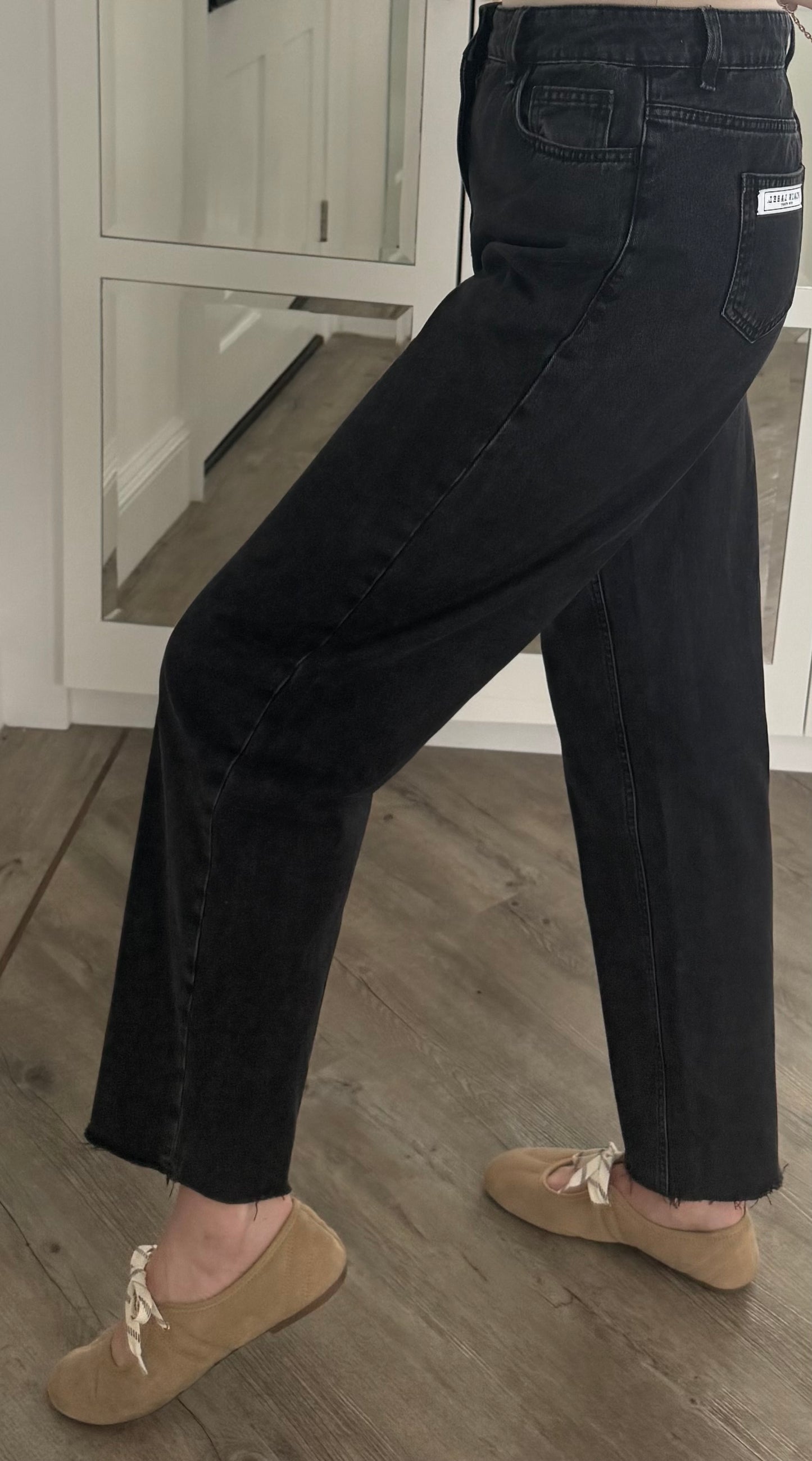 THE “BARREL” BLACK JEAN